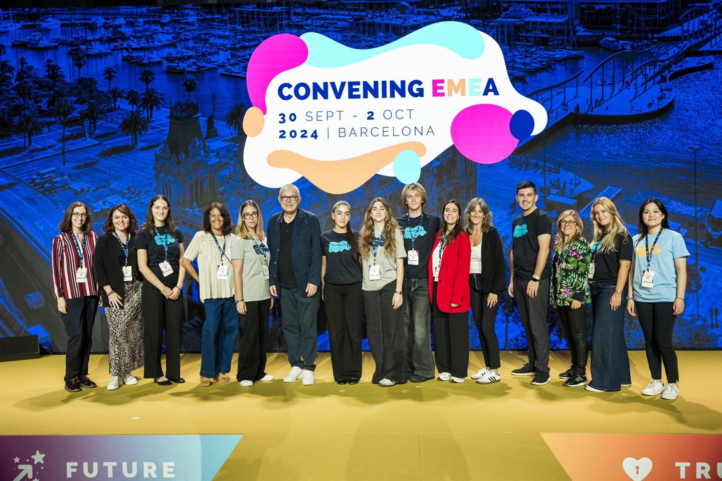 L'alumnat sobre l'escenari del Congrés Convening EMEA 2024